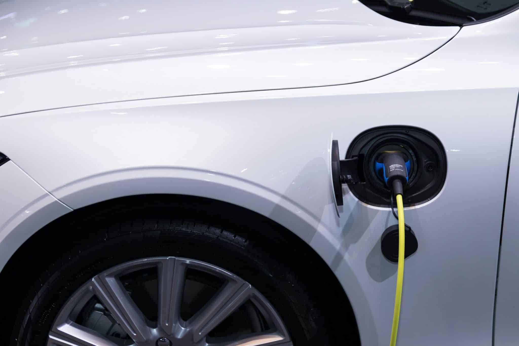 Lithium-Air Batteries: Doubling the Range of Hybrid Cars